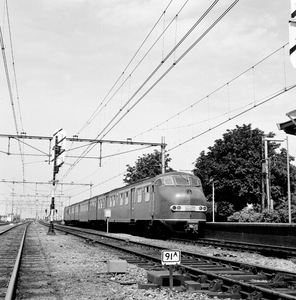 151231 Afbeelding van het diesel-electrische treinstel nr. 144 (DE 3, plan U) van de N.S. langs het perron van het ...